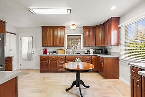Comfortable Pasadena Retreat With Good Location