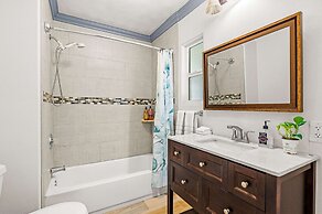 Comfortable Pasadena Retreat With Good Location