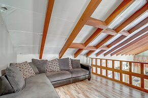 Fire Pit & Grill: Spacious 'forest Lakes Chalet'