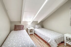 Fire Pit & Grill: Spacious 'forest Lakes Chalet'