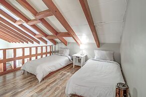 Fire Pit & Grill: Spacious 'forest Lakes Chalet'