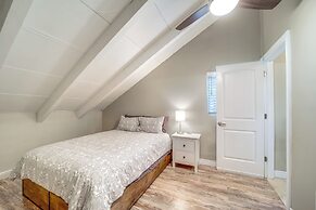 Fire Pit & Grill: Spacious 'forest Lakes Chalet'