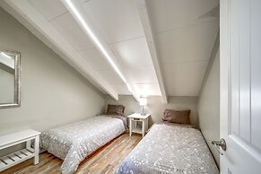 Fire Pit & Grill: Spacious 'forest Lakes Chalet'