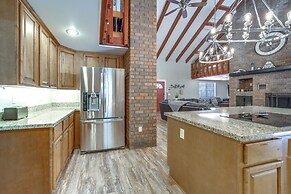 Fire Pit & Grill: Spacious 'forest Lakes Chalet'