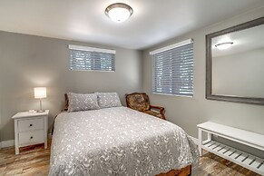 Fire Pit & Grill: Spacious 'forest Lakes Chalet'