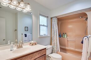 Seneca Escape w/ Screened Patio: Near Lakes!