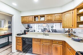 Pinehurst Home: Fire Pit, BBQ + Golf Course View!
