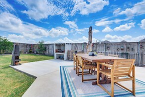 Large Fenced Yard: Family-friendly Kyle Home