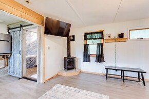 Pet-friendly Cabin w/ Grill in Hillsgrove
