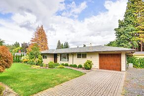 Milwaukie Home w/ Outdoor Dining Space