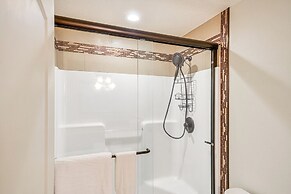 Milwaukie Home w/ Outdoor Dining Space