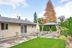 Milwaukie Home w/ Outdoor Dining Space