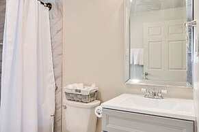 Milwaukie Home w/ Outdoor Dining Space