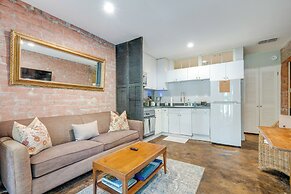 ~ 4 Mi to Downtown: Historic Austin Apartment