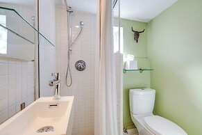 4 Mi to Dtwn: Pet-friendly Austin Studio