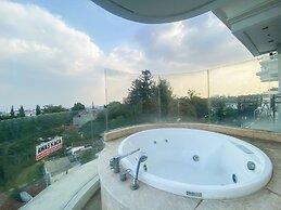 The Signature Studio Apartment With Jaccuzi Art Deco