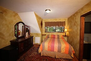 Out 'N' About Treehouse Treesort