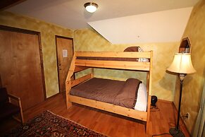 Out 'N' About Treehouse Treesort