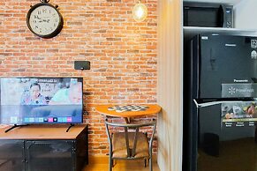 Homey And Relaxing Studio Transpark Bintaro Apartment