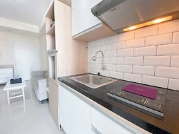 Strategic 2Br Apartment With Pool View At Parahyangan Residence