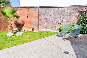 Mid-Century Modern Style 1BD with Garden