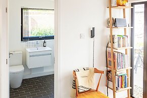 Mid-Century Modern Style 1BD with Garden