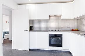 Mid-Century Modern Style 1BD with Garden