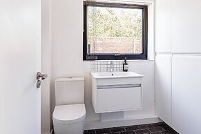 Mid-Century Modern Style 1BD with Garden