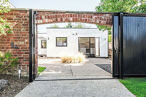 Mid-Century Modern Style 1BD with Garden