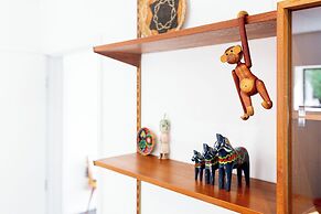 Mid-Century Modern Style 1BD with Garden