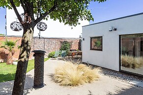 Mid-Century Modern Style 1BD with Garden