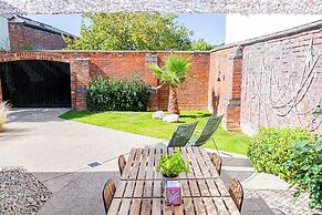 Mid-Century Modern Style 1BD with Garden