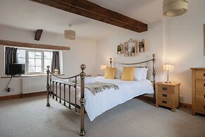 Maple Cottage - Beautiful 2BD Retreat