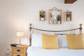 Maple Cottage - Beautiful 2BD Retreat