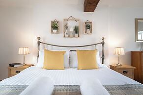 Maple Cottage - Beautiful 2BD Retreat