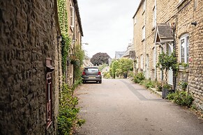 Maple Cottage - Beautiful 2BD Retreat