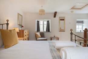 Maple Cottage - Beautiful 2BD Retreat