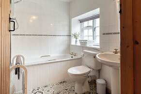 Maple Cottage - Beautiful 2BD Retreat