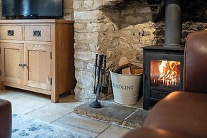 Maple Cottage - Beautiful 2BD Retreat