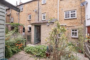 Maple Cottage - Beautiful 2BD Retreat