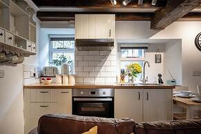 Maple Cottage - Beautiful 2BD Retreat