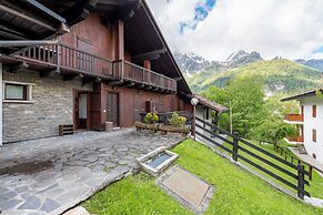 Cozy Apartment With Garden in Courmayeur