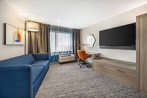 Holiday Inn Express and Suites Nashville West End Univ Area by IHG