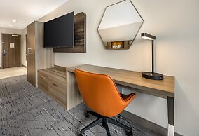 Holiday Inn Express and Suites Nashville West End Univ Area by IHG