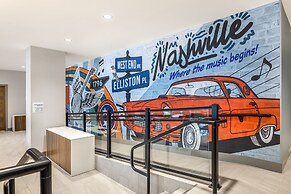 Holiday Inn Express and Suites Nashville West End Univ Area by IHG
