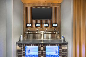 Holiday Inn Express and Suites Nashville West End Univ Area by IHG