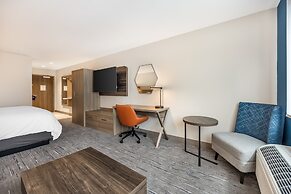 Holiday Inn Express and Suites Nashville West End Univ Area by IHG
