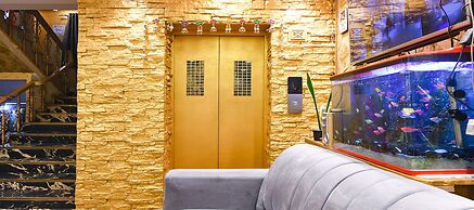 Fabhotel Royal Garden