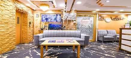 Fabhotel Royal Garden