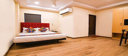 Fabhotel Royal Garden